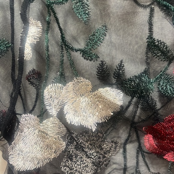 Small lace crop top - Picture 2 of 4